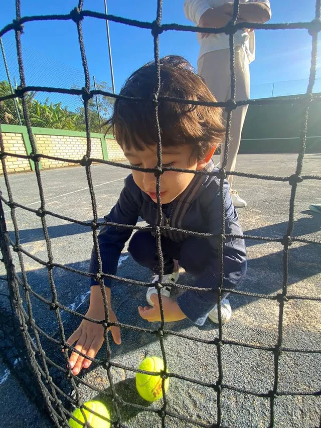 Criança junto à rede na quadra MSN, em foto publicada por Karla Silva na avaliação do Google.