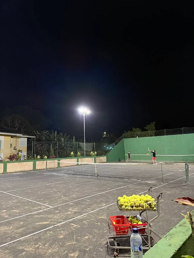 Treino noturno na quadra MSN, fotografado e publicado por Victor Caldas em sua avaliação no Google.